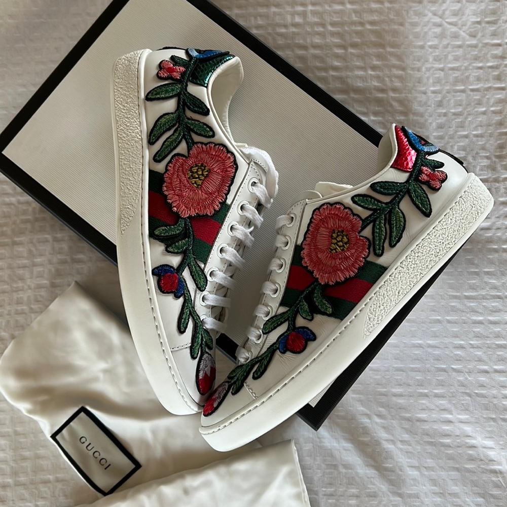 Gucci Ace Floral embroidered leather sneakers. EUC